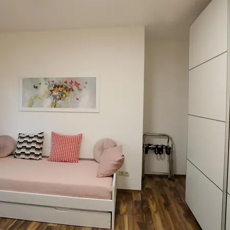 Apartment 10 Min Subway U-bahn To Marienplatz 130 M2 - 4br - 2bath *