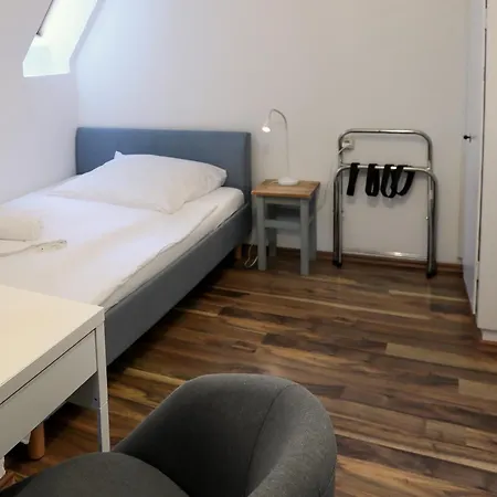 10 Min Subway U-bahn To Marienplatz 130 M2 - 4br - 2bath Apartment *