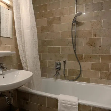 10 Min Subway U-bahn To Marienplatz 130 M2 - 4br - 2bath Apartment Munich
