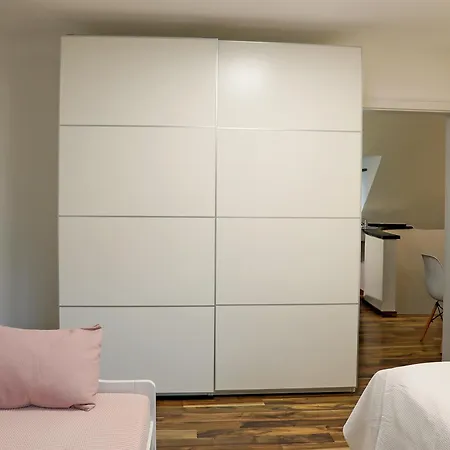 10 Min Subway U-bahn To Marienplatz 130 M2 - 4br - 2bath Apartment *