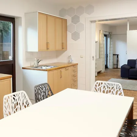 10 Min Subway U-bahn To Marienplatz 130 M2 - 4br - 2bath Apartment *